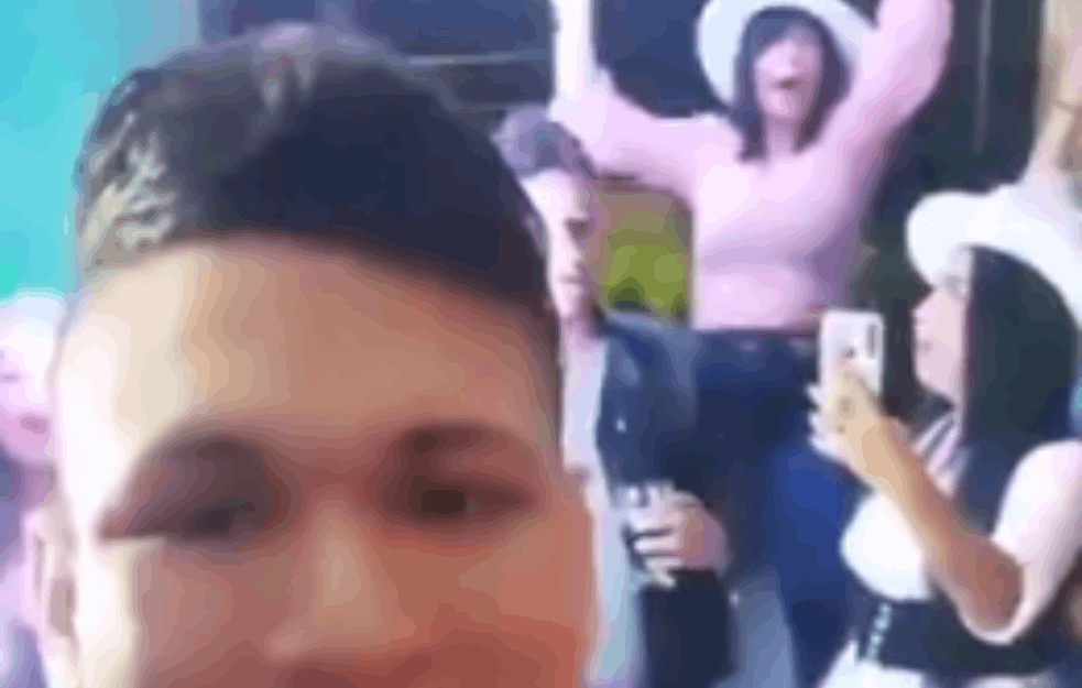 JEZIVI SNIMAK TRAGEDIJE: Devojka igrala uz pesmu PA PALA SA DRUGOG SPRATA! (VIDEO)
